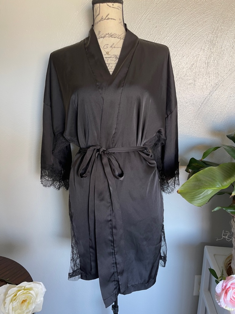 Sofia Intimates by Sofia Vergara Satin Lace Trim Kimono Robe Black Tie Waist S/M